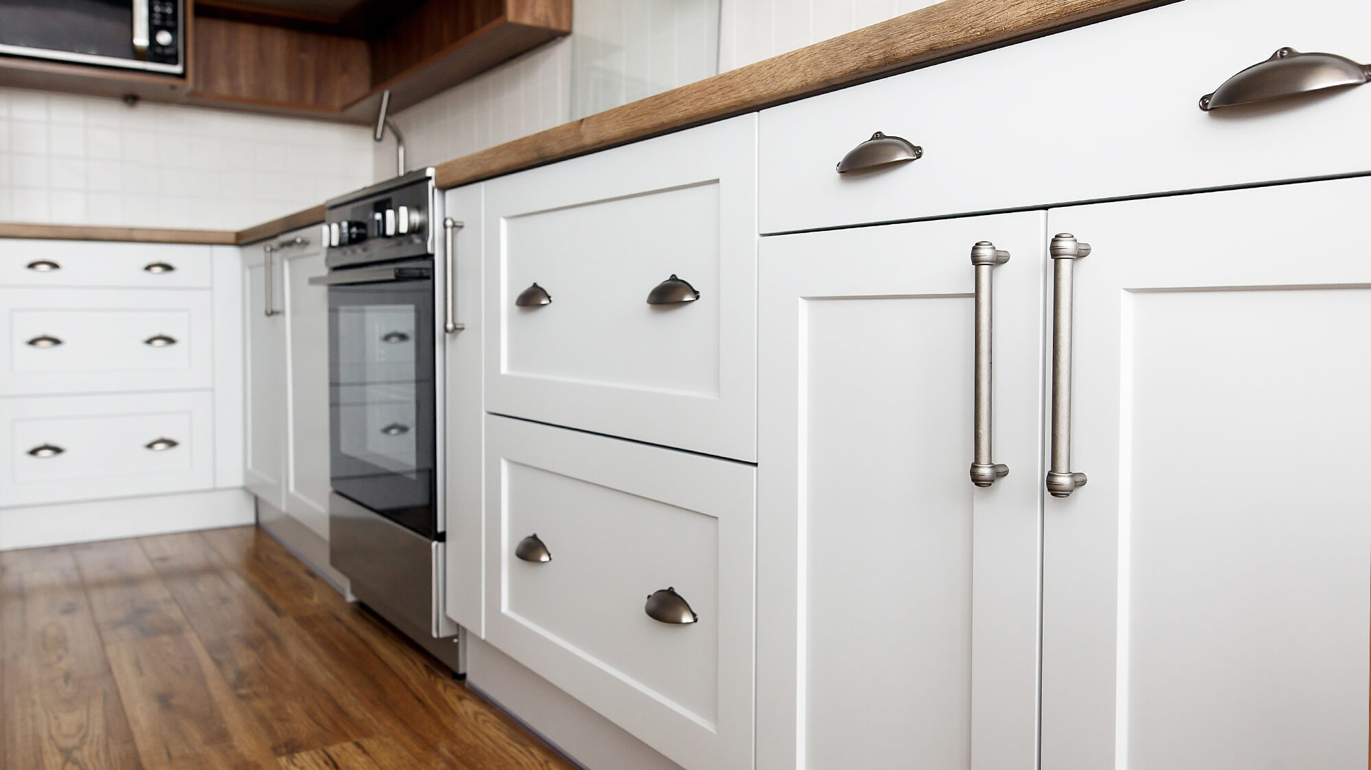 When to Use Knobs vs. Pulls on Kitchen Cabinets 
